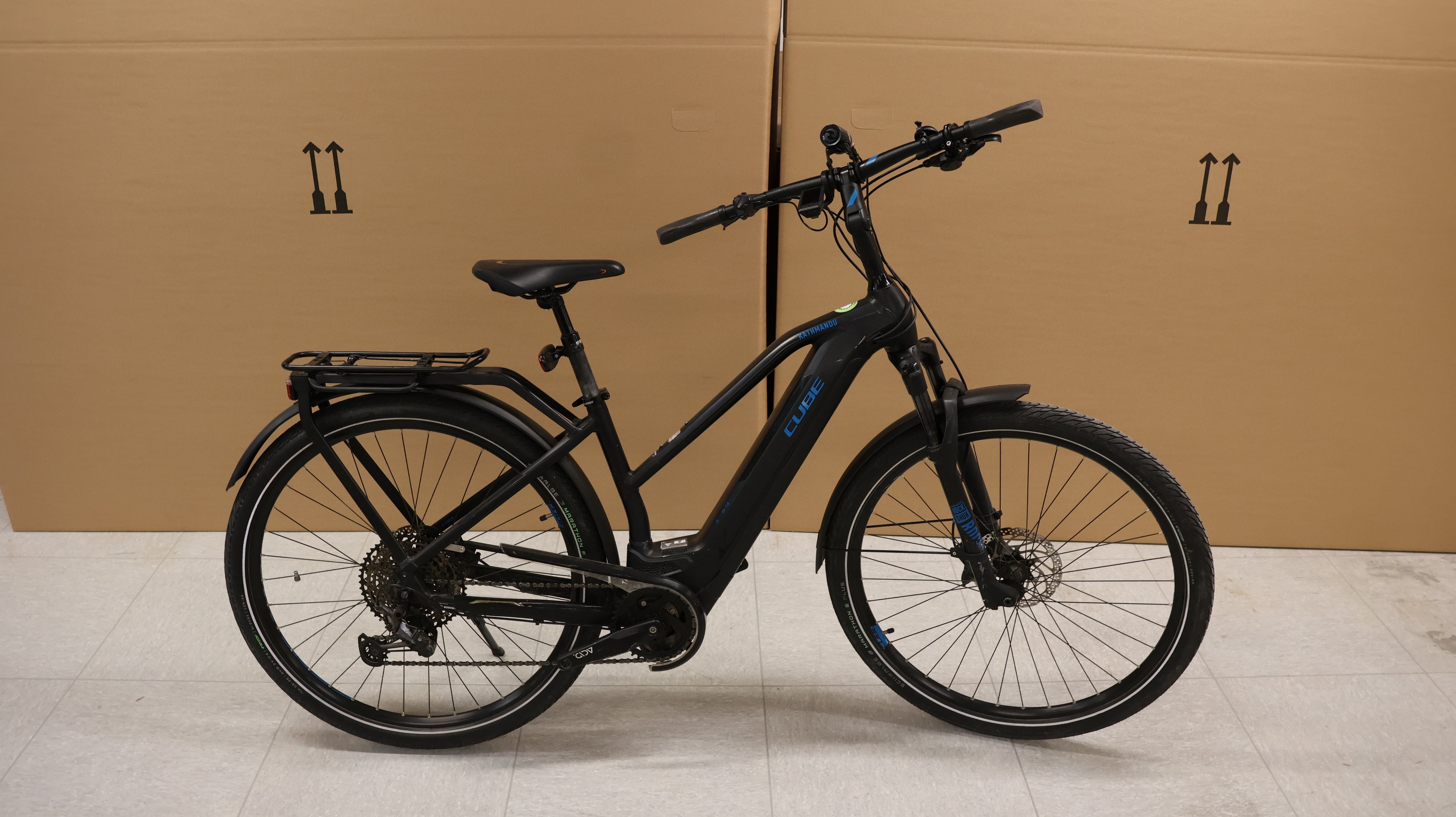 Cube Kathmandu Hybrid SL 625 black'n'blue – Das Trekking E-Bike für lange Touren